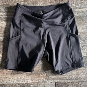 Banana Republic, On The Go 7” Short, size Large, color Black.